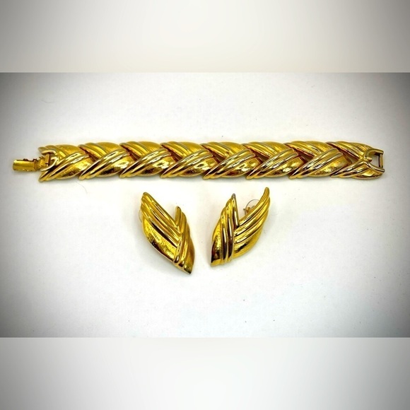 VINTAGE Givenchy RARE Gold Tone Bracelet & Post Earrings set - Picture 1 of 11